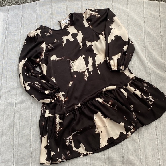 Alexis for Target black and cream balloon sleeve dress. - Picture 6 of 14